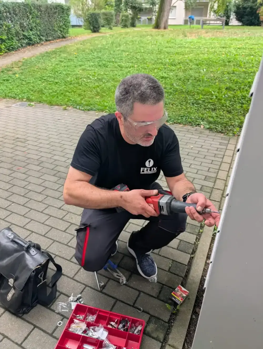 Schlüsseldienst24h Monteur bei einer Türöffnung in Stuttgart